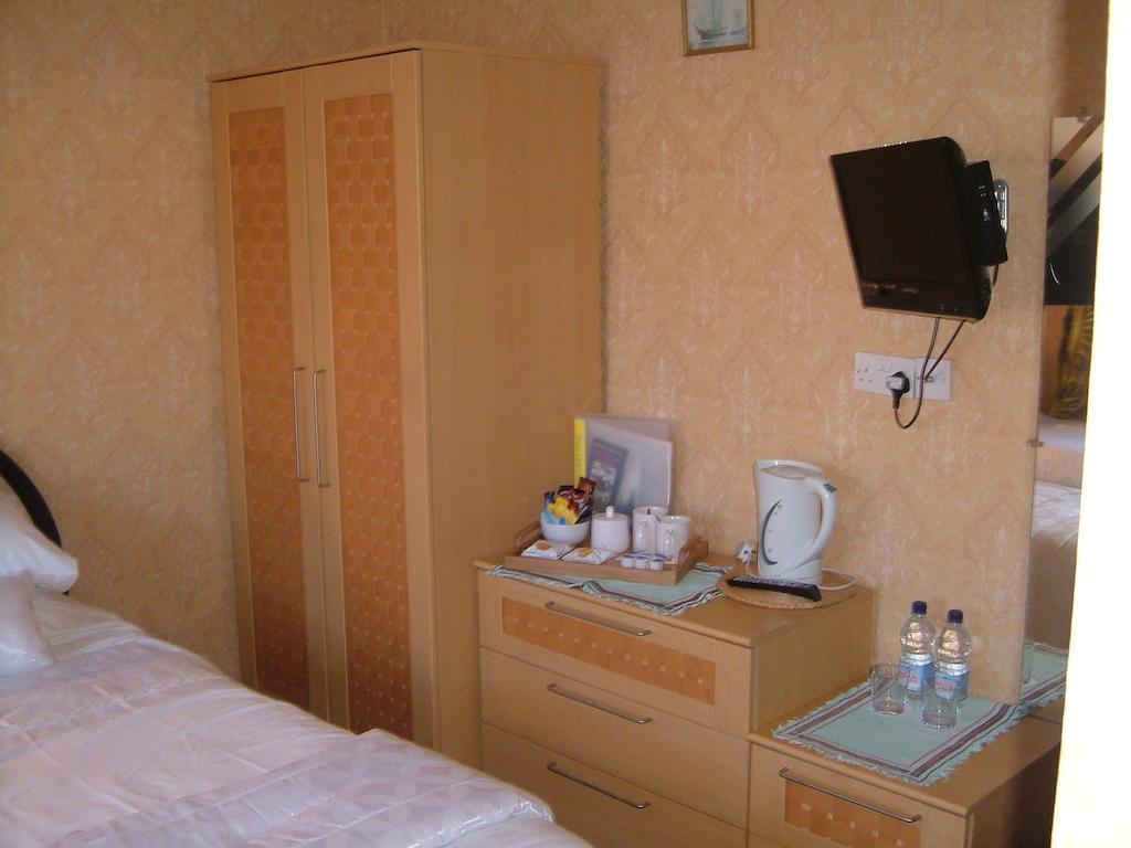 Tremains Guest House Бридженд Номер фото
