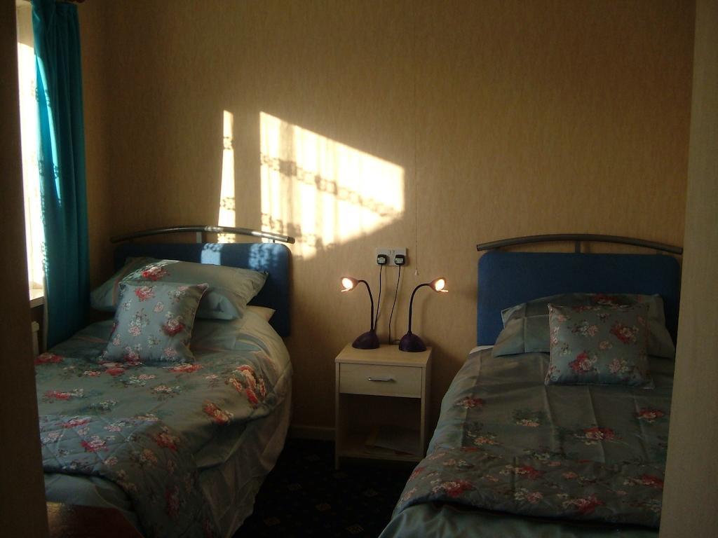 Tremains Guest House Бридженд Номер фото