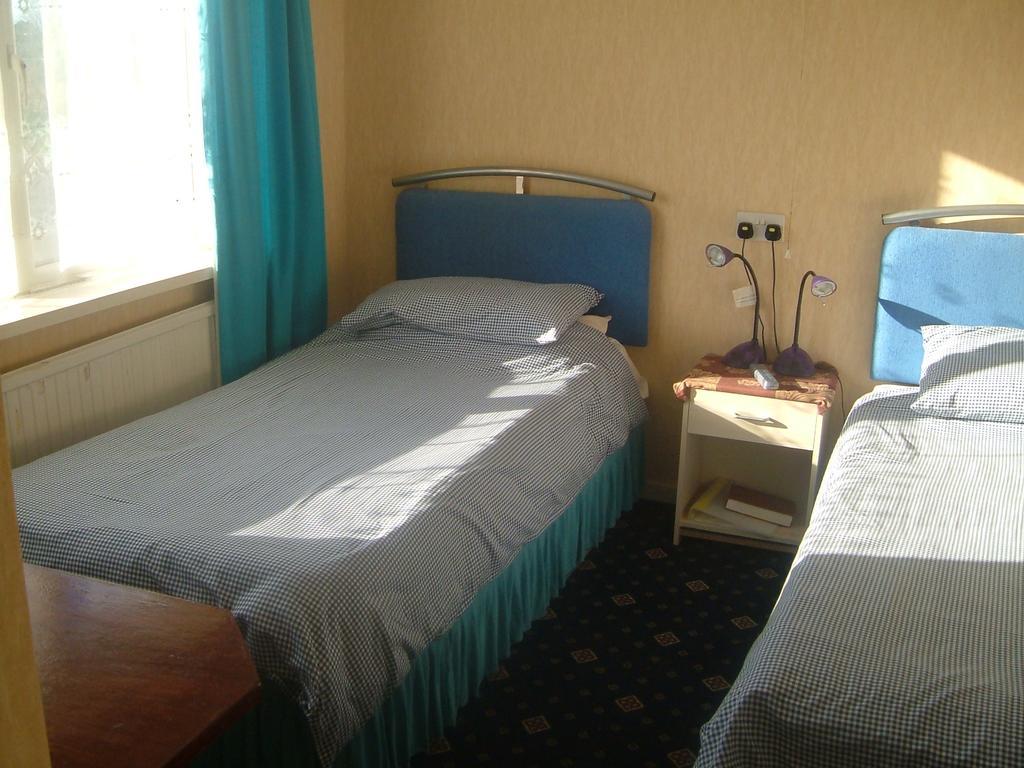 Tremains Guest House Бридженд Номер фото